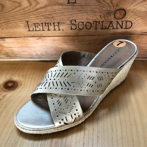New Lucky Brand Gold Sandals